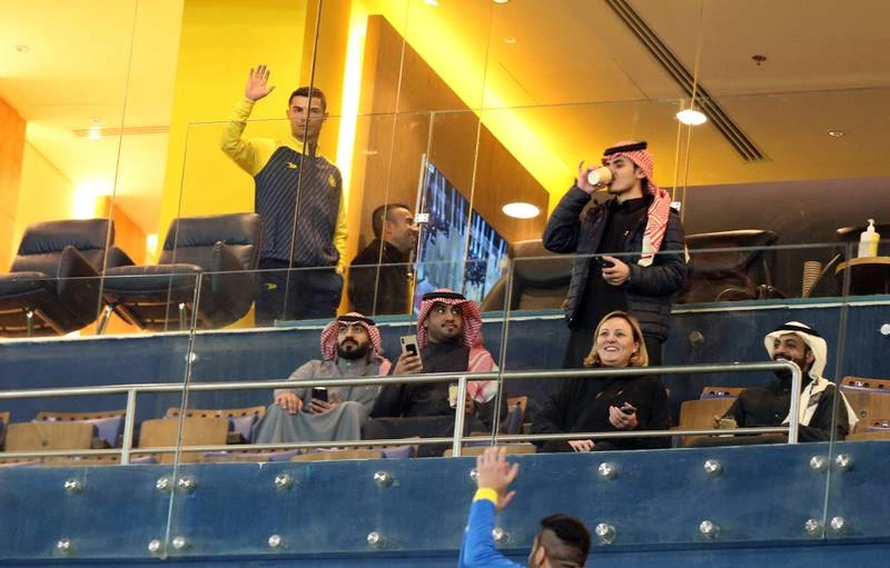 Ronaldo chào fan khi hiện diện trên khu VIP.