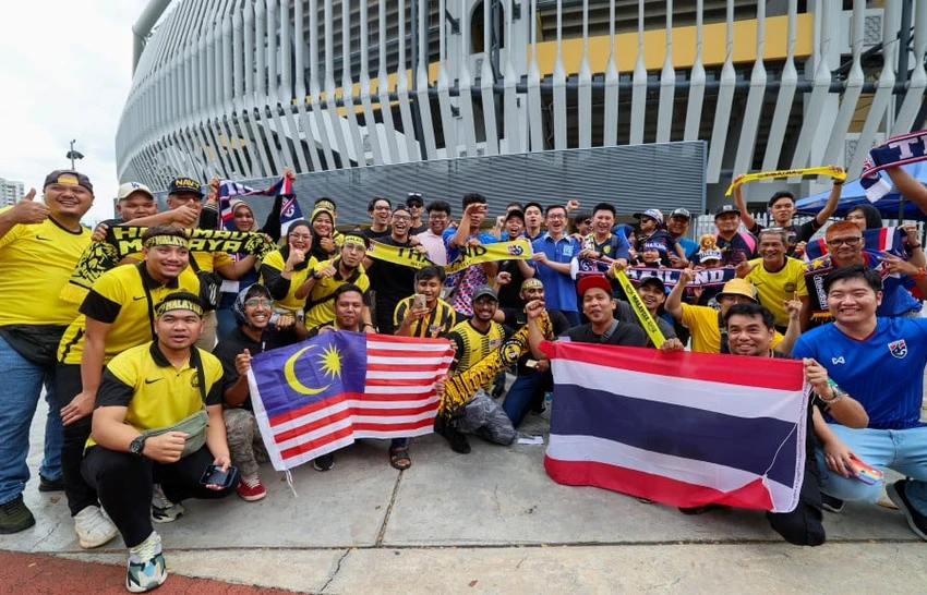 Fan của Malaysia và Thái Lan hòa bình trước sân Bukit Jalil. Ảnh: CTP Fan của Malaysia và Thái Lan hòa bình trước sân Bukit Jalil. Ảnh: CTP