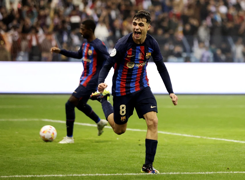 Gavi mở điểm trước cho Barcelona ở phút 33 trên sân King Fadh ở Riyadh. Siêu cúp Tây Ban Nha "bán" ba mùa cho đối tác ở Saudi Arabia. Siêu cúp Tây Ban Nha năm nay có bốn đội tranh tài gồm Real Madrid, Barcelona, Real Betis và Valencia. Real Madrid và Barcelona đều lần lượt thắng các đối thủ Valencia và Real Betis ở loạt luân lưu sau 120 phút hòa để tạo nên El Clasico ở chung kết Siêu cúp Tây Ban Nha. Lewandowski có bàn gia tăng khoảng cách lên 2-0 cho Barcelona phút 45. Real Madrid thua toàn diện ở El Clasico lần này. Barcelona tiếp cận trận đấu mà HLV Xavi rất lo lắng. Phía bên kia Carlo Ancelotti cũng lo lắng không kém. Tuy nhiên Barcelona đã giải quyết trận đấu theo cách rất dễ dàng với ba bàn thắng trong vòng 69 phút. Fan Barcelona hầu như không phải...thót tim vì các bàn thắng của Barcelona đến theo chiều hướng thuận lợi. Một buổi tối mà Vinicius Jr mờ nhạt. ...Còn Quả bóng vàng thế giới 2022 Benzema chỉ ghi bàn thắng danh dự cuối trận khi mọi chuyện đã ngã ngũ. Siêu cúp Tây Ban Nha "phiên bản thương mại" mà LĐBĐ nước này tạo ra để kinh doanh ở Saudi Arabia. Lễ đăng quang Siêu cúp Tây Ban Nha ở sân King Fadh tại TP Riyadh, Saudi Arabia. Đánh bại đại kỳ phùng Real Madrid, Barcelona lên ngôi Siêu cúp Tây Ban Nha. Ảnh: Reuters.