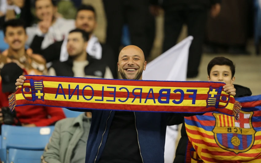 Fan Barcelona hầu như không phải...thót tim vì các bàn thắng của Barcelona đến theo chiều hướng thuận lợi. Một buổi tối mà Vinicius Jr mờ nhạt. ...Còn Quả bóng vàng thế giới 2022 Benzema chỉ ghi bàn thắng danh dự cuối trận khi mọi chuyện đã ngã ngũ. Siêu cúp Tây Ban Nha "phiên bản thương mại" mà LĐBĐ nước này tạo ra để kinh doanh ở Saudi Arabia. Lễ đăng quang Siêu cúp Tây Ban Nha ở sân King Fadh tại TP Riyadh, Saudi Arabia. Đánh bại đại kỳ phùng Real Madrid, Barcelona lên ngôi Siêu cúp Tây Ban Nha. Ảnh: Reuters.