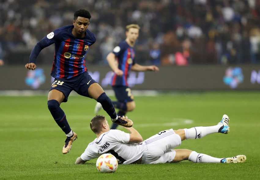 Real Madrid thua toàn diện ở El Clasico lần này. Barcelona tiếp cận trận đấu mà HLV Xavi rất lo lắng. Phía bên kia Carlo Ancelotti cũng lo lắng không kém. Tuy nhiên Barcelona đã giải quyết trận đấu theo cách rất dễ dàng với ba bàn thắng trong vòng 69 phút. Fan Barcelona hầu như không phải...thót tim vì các bàn thắng của Barcelona đến theo chiều hướng thuận lợi. Một buổi tối mà Vinicius Jr mờ nhạt. ...Còn Quả bóng vàng thế giới 2022 Benzema chỉ ghi bàn thắng danh dự cuối trận khi mọi chuyện đã ngã ngũ. Siêu cúp Tây Ban Nha "phiên bản thương mại" mà LĐBĐ nước này tạo ra để kinh doanh ở Saudi Arabia. Lễ đăng quang Siêu cúp Tây Ban Nha ở sân King Fadh tại TP Riyadh, Saudi Arabia. Đánh bại đại kỳ phùng Real Madrid, Barcelona lên ngôi Siêu cúp Tây Ban Nha. Ảnh: Reuters.