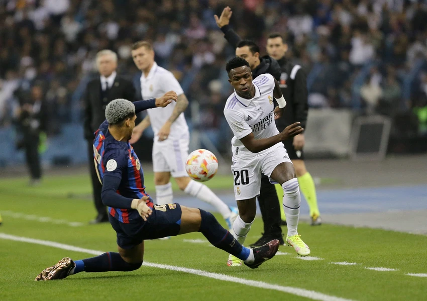 Một buổi tối mà Vinicius Jr mờ nhạt. ...Còn Quả bóng vàng thế giới 2022 Benzema chỉ ghi bàn thắng danh dự cuối trận khi mọi chuyện đã ngã ngũ. Siêu cúp Tây Ban Nha "phiên bản thương mại" mà LĐBĐ nước này tạo ra để kinh doanh ở Saudi Arabia. Lễ đăng quang Siêu cúp Tây Ban Nha ở sân King Fadh tại TP Riyadh, Saudi Arabia. Đánh bại đại kỳ phùng Real Madrid, Barcelona lên ngôi Siêu cúp Tây Ban Nha. Ảnh: Reuters.