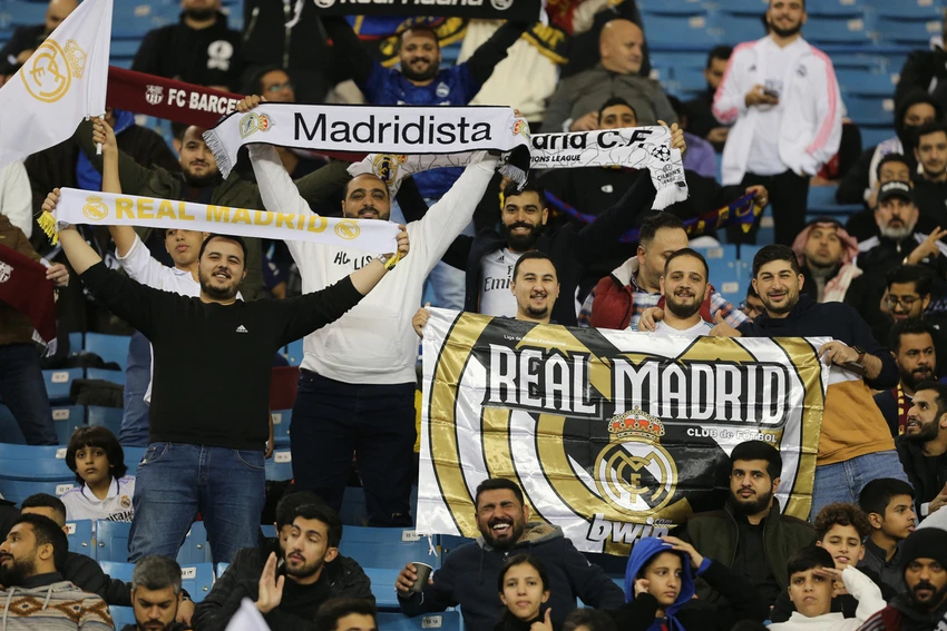 Real Madrid và Barcelona đều lần lượt thắng các đối thủ Valencia và Real Betis ở loạt luân lưu sau 120 phút hòa để tạo nên El Clasico ở chung kết Siêu cúp Tây Ban Nha. Lewandowski có bàn gia tăng khoảng cách lên 2-0 cho Barcelona phút 45. Real Madrid thua toàn diện ở El Clasico lần này. Barcelona tiếp cận trận đấu mà HLV Xavi rất lo lắng. Phía bên kia Carlo Ancelotti cũng lo lắng không kém. Tuy nhiên Barcelona đã giải quyết trận đấu theo cách rất dễ dàng với ba bàn thắng trong vòng 69 phút. Fan Barcelona hầu như không phải...thót tim vì các bàn thắng của Barcelona đến theo chiều hướng thuận lợi. Một buổi tối mà Vinicius Jr mờ nhạt. ...Còn Quả bóng vàng thế giới 2022 Benzema chỉ ghi bàn thắng danh dự cuối trận khi mọi chuyện đã ngã ngũ. Siêu cúp Tây Ban Nha "phiên bản thương mại" mà LĐBĐ nước này tạo ra để kinh doanh ở Saudi Arabia. Lễ đăng quang Siêu cúp Tây Ban Nha ở sân King Fadh tại TP Riyadh, Saudi Arabia. Đánh bại đại kỳ phùng Real Madrid, Barcelona lên ngôi Siêu cúp Tây Ban Nha. Ảnh: Reuters.