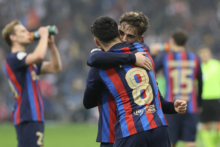 Tuy nhiên Barcelona đã giải quyết trận đấu theo cách rất dễ dàng với ba bàn thắng trong vòng 69 phút. Fan Barcelona hầu như không phải...thót tim vì các bàn thắng của Barcelona đến theo chiều hướng thuận lợi. Một buổi tối mà Vinicius Jr mờ nhạt. ...Còn Quả bóng vàng thế giới 2022 Benzema chỉ ghi bàn thắng danh dự cuối trận khi mọi chuyện đã ngã ngũ. Siêu cúp Tây Ban Nha "phiên bản thương mại" mà LĐBĐ nước này tạo ra để kinh doanh ở Saudi Arabia. Lễ đăng quang Siêu cúp Tây Ban Nha ở sân King Fadh tại TP Riyadh, Saudi Arabia. Đánh bại đại kỳ phùng Real Madrid, Barcelona lên ngôi Siêu cúp Tây Ban Nha. Ảnh: Reuters.