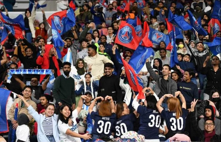 Fan của PSG đến sân Khalifa ở Doha xem PSG tập luyện. Neymar chăm chỉ tập luyện cùng đồng đội sau thất bại của Brazil... rất thảm ở World Cup 2022. Mbappe chụp hình cùng fan nhí ở sân Khalifa. Sergio Ramos cũng mướt mồ hôi không kém để chuẩn bị đối đầu với người đồng đội cũ- Ronaldo trên sân King Fadh ở Riyadh. Donnarumma, cầu thủ xuất sắc nhất Euro 2020 lại vắng mặt cùng tuyển Ý ở World Cup 2022 quả là tiếc nuối nay anh đến Qatar cùng PSG. HLV C.Galtier của PSG đang trả lời báo chí trên sân Khalifa. Hakimi, Mbappa, Neymar, Messi,...trong màu áo PSG chuẩn bị đối đầu với Ronaldo.