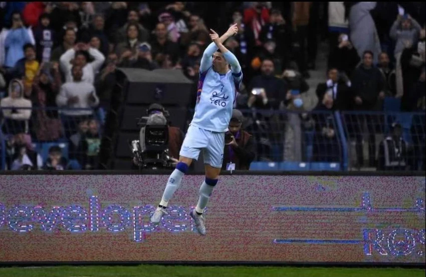 ...và dáng ăn mừng quen thuộc của đội trưởng Saudi All Star XI trên sân King Fadh, Riyadh. Một fan của Ronaldo trên sân King Fadh. Ngôi sao Pháp Mbappe cũng có bàn thắng. Một pha va chạm rất nặng giữa thủ môn Navas của PSG với Ronaldo. Jang Hun-soo san bằng tỉ số 3-3 cho Liên quân. Ronaldo vẫn rất dũng mãnh ở tuổi 37. Messi trong một pha chạm trán với thủ môn Al Owais của Liên quân Al Nassr-Al Hilal. Mbappe và... ông anh Ronaldo. Một trận giao hữu quá nhiều siêu sao nhưng tính đối kháng không cao. Mbappe góp một bàn thắng vào chiến thắng 5-4 của đội khách đến từ thủ đô nước Pháp. Juan Bernat của PSG bị trọng tài người Qatar rút thẻ đỏ. Trợ lý của Liên quân bắt tay Ronaldo. Tổ trọng tài người Qatar điều hành trận đấu, Ronaldo là đội trưởng của Liên quân còn Marquinhos làm đội trưởng PSG. Trận đấu thắng lớn về mặt tài chính.