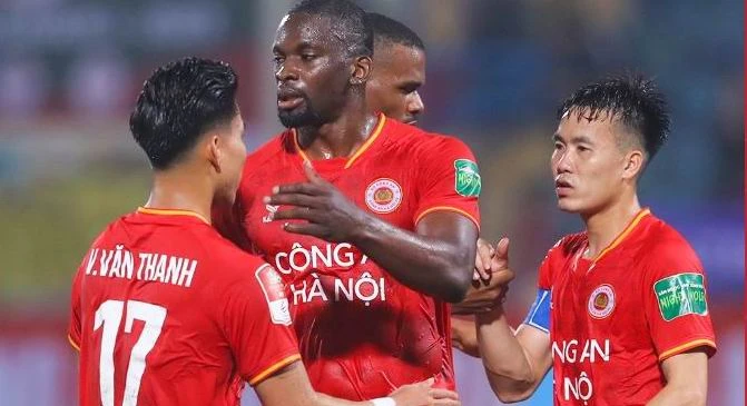 Văn Lâm thủng lưới 5 bàn ở V-League ảnh 1