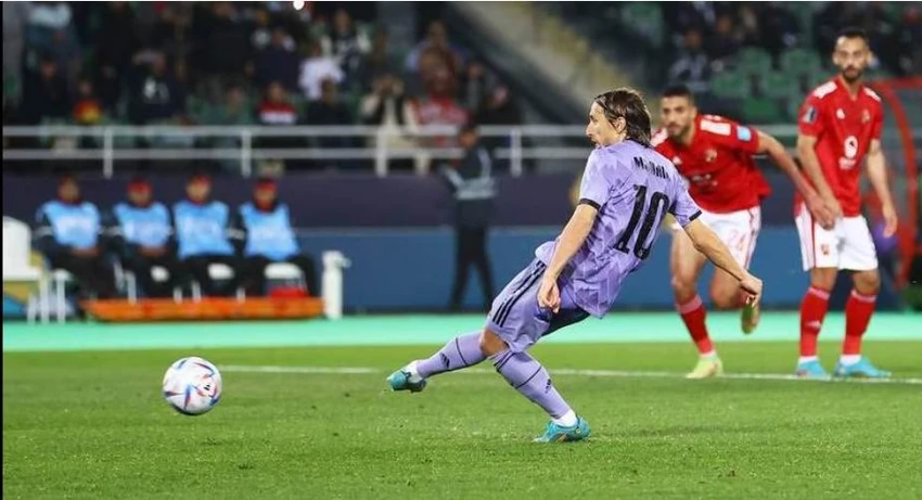 Luka Modric đá hỏng phạt đền cuối trận nhưng Real Madrid vẫn thắng dễ Al Ahly 4-1. Ảnh: Getty Luka Modric đá hỏng phạt đền cuối trận nhưng Real Madrid vẫn thắng dễ Al Ahly 4-1. Ảnh: Getty