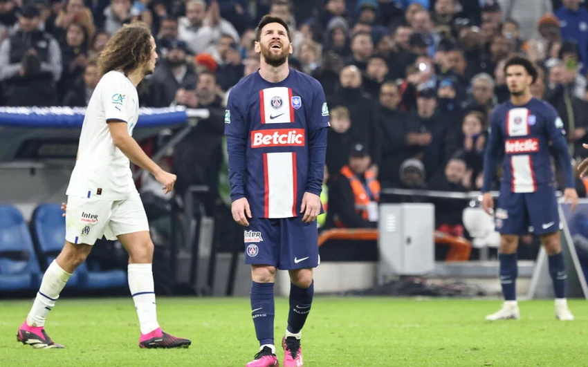 Marseille gặp PSG vốn được xem là "siêu kinh điển" song từ năm 2011, PSG được tỉ phú Al Khelaifi mua lại nên lực lượng hùng hậu, Marseille không có cửa thắng. Hai HLV Galtier và Tudor lao vào suýt ăn thua đủ sau trận đấu.