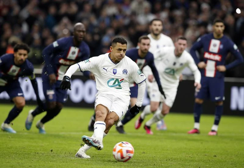 Mở điểm cho Marseille là Alexis Sanchez từ chấm 11m. Messi bị hậu vệ Marseille "khóa" tay. Messi rất mờ nhạt ở vòng 16 đội Cúp Pháp. Các hậu vệ chủ nhà Marseille tập trung vô hiệu hóa Messi. Neymar cũng chẳng làm nên trò trống gì. Hai ngôi sao Nam Mỹ của PSG bị các hậu vệ Marseille cắt đứt liên lạc. Donnarumma hai lần vào lưới nhặt bóng rồi PSG chia tay Cúp Pháp. Tuyển thủ Ukraine-Milanovski (trái) đóng đinh trận đấu bằng chiến thắng 2-1 cho Marseille phút 57. Neymar thất vọng. Marseille gặp PSG vốn được xem là "siêu kinh điển" song từ năm 2011, PSG được tỉ phú Al Khelaifi mua lại nên lực lượng hùng hậu, Marseille không có cửa thắng. Hai HLV Galtier và Tudor lao vào suýt ăn thua đủ sau trận đấu.