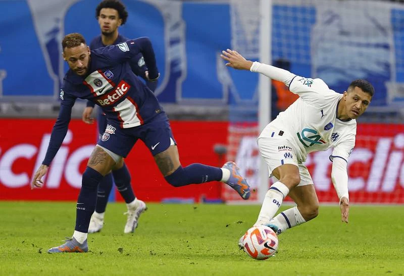 Marseille gặp PSG vốn được xem là "siêu kinh điển" song từ năm 2011, PSG được tỉ phú Al Khelaifi mua lại nên lực lượng hùng hậu, Marseille không có cửa thắng. Hai HLV Galtier và Tudor lao vào suýt ăn thua đủ sau trận đấu.