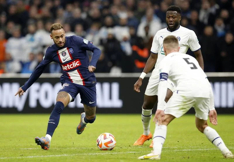 Neymar cũng chẳng làm nên trò trống gì. Hai ngôi sao Nam Mỹ của PSG bị các hậu vệ Marseille cắt đứt liên lạc. Donnarumma hai lần vào lưới nhặt bóng rồi PSG chia tay Cúp Pháp. Tuyển thủ Ukraine-Milanovski (trái) đóng đinh trận đấu bằng chiến thắng 2-1 cho Marseille phút 57. Neymar thất vọng. Marseille gặp PSG vốn được xem là "siêu kinh điển" song từ năm 2011, PSG được tỉ phú Al Khelaifi mua lại nên lực lượng hùng hậu, Marseille không có cửa thắng. Hai HLV Galtier và Tudor lao vào suýt ăn thua đủ sau trận đấu.