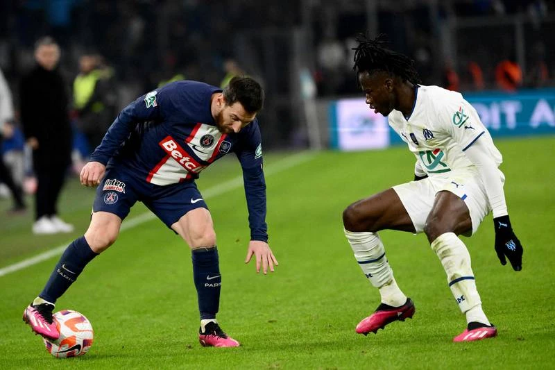 Các hậu vệ chủ nhà Marseille tập trung vô hiệu hóa Messi. Neymar cũng chẳng làm nên trò trống gì. Hai ngôi sao Nam Mỹ của PSG bị các hậu vệ Marseille cắt đứt liên lạc. Donnarumma hai lần vào lưới nhặt bóng rồi PSG chia tay Cúp Pháp. Tuyển thủ Ukraine-Milanovski (trái) đóng đinh trận đấu bằng chiến thắng 2-1 cho Marseille phút 57. Neymar thất vọng. Marseille gặp PSG vốn được xem là "siêu kinh điển" song từ năm 2011, PSG được tỉ phú Al Khelaifi mua lại nên lực lượng hùng hậu, Marseille không có cửa thắng. Hai HLV Galtier và Tudor lao vào suýt ăn thua đủ sau trận đấu.