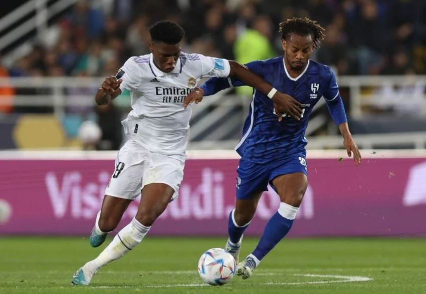 Vẫn biết rằng Al Hilal chỉ là "chàng David" trước "Goliath" Real Madrid mà thôi. Ảnh: AFC Real Madrid làm chủ trận chung kết và kiểm soát bóng đến 70% và họ có bàn ở ngay phút 13. Ảnh: AFC Vinicius Jr, Valverde có cú đúp và Benzema có bàn còn lại trong chiến thắng 5-3 của đội bóng hoàng gia Tây Ban Nha. Ảnh: EPA Sự nỗ lực của Al Hilal tạo nên một trận đấu rất cống hiến, dù thua nhưng nhà vô địch châu Á ghi được ba bàn....không phải là chuyện đơn giản. Ảnh: AFC David Alaba chúc mừng bàn thắng của Valverde. Ảnh: AFP Lên ngôi vô địch FIFA Club World Cup, HLV Ancelotti "tăng điểm" trong cuộc chạy đua danh hiệu HLV xuất sắc nhất thế giới của FIFA cùng với đồng nghiệp Scaloni của Argentina và Pep Guardiola của Man City. Đánh bại Al Hilal và vô địch, Real Madrid lên ngôi giải này lần thứ tám. Ảnh: EPA