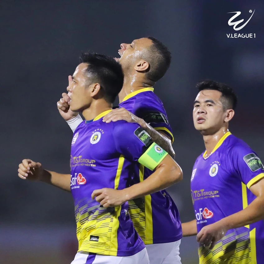Đội trưởng Văn Quyết qua ba vòng đấu ghi bốn bàn đang dẫn đầu danh sách dội bom. Ảnh: VPF Đội trưởng Văn Quyết qua ba vòng đấu ghi bốn bàn đang dẫn đầu danh sách dội bom. Ảnh: VPF
