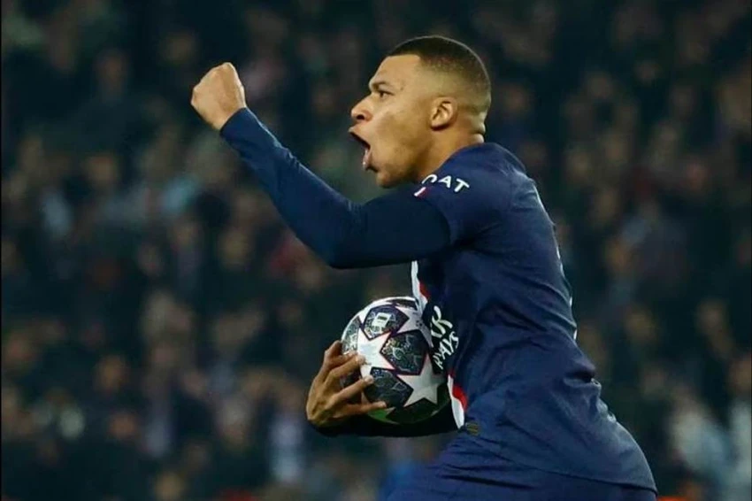 Mbappe đưa bóng vào lưới và...mừng hụt. Trọng tài đã từ chối pha đưa bóng vào lưới của vua phá lưới World Cup 2022. Đối đầu với PSG ngay Công viên các Hoàng tử ở thủ đô Paris, nhưng "Hùm xám" có chiến thắng oanh liệt. Thật khó để Messi và đồng đội lật ngược tình thế ở lượt về tại Allianz.