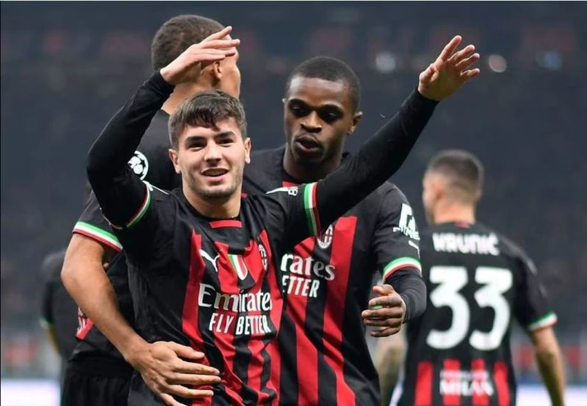 Brahim Diaz ghi bàn thắng duy nhất trận cho AC Milan ngay phút thứ 7. Tiền đạo Pháp Oliver Giroud chơi một trận tích cực và anh không xa lạ với bóng đá Anh. Tuổi 34, Giroud vẫn còn rất sung mãn và làm khó các hậu vệ Tottenham. HLV Stephano Pioli có "vốn lận lưng" trước khi sang Anh làm khách lượt về. HLV Antonio Conte có thắng nổi lượt về trên sân nhà để giúp Tottenham đi tiếp?