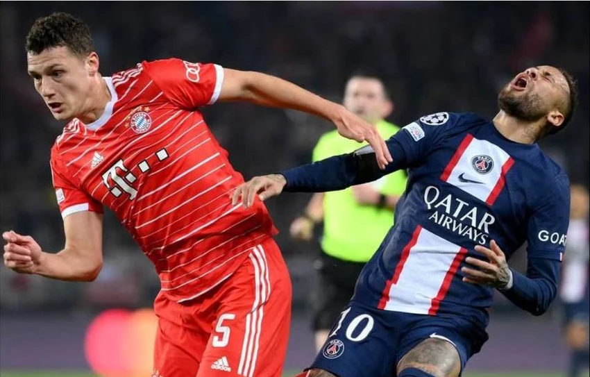 Neymar bị Pavard dùng tiểu xảo vả vào mặt. Pavard bị thẻ đỏ cuối trận.