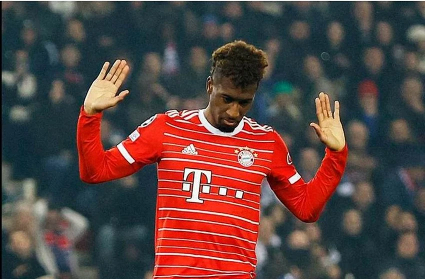 Kingsley Coman, tác giả bàn thắng duy nhất trận cho Bayern Munich phút 53. Đồng đội chúc mừng Kingsley Coman ghi bàn ở Công viên các hoàng tử.
