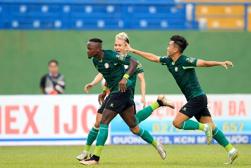 Mansaray ghi bàn mở tỉ số 1-0 cho TP.HCM. Ảnh: ANH PHƯƠNG Mansaray ghi bàn mở tỉ số 1-0 cho TP.HCM. Ảnh: ANH PHƯƠNG