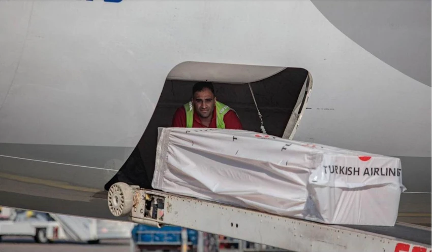 Quan tài của C.Atsu được Turkish Airlines đưa về thủ đô Accra, quê hương của anh. Ảnh: AFP Quan tài của C.Atsu được Turkish Airlines đưa về thủ đô Accra, quê hương của anh. Ảnh: AFP