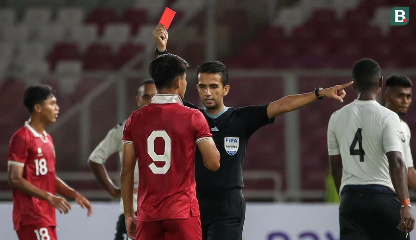 Caraka của U-20 Indonesia bị thẻ đỏ. Một trận bóng đá...như một trận đánh võ. Indonesia thắng Fiji 2-0. U-20 Indonesia từng đá chung kết bảng với U-20 VN hồi vòng loại U-20 châu Á, VN dẫn trước 2-1 nhưng sau đó thua ngược 2-3. U-20 INdonesia dự vòng chung kết châu Á nằm ở bảng A, họ cũng là chủ nhà World Cup U-20 khai mạc vào ngày 20-5 tới.