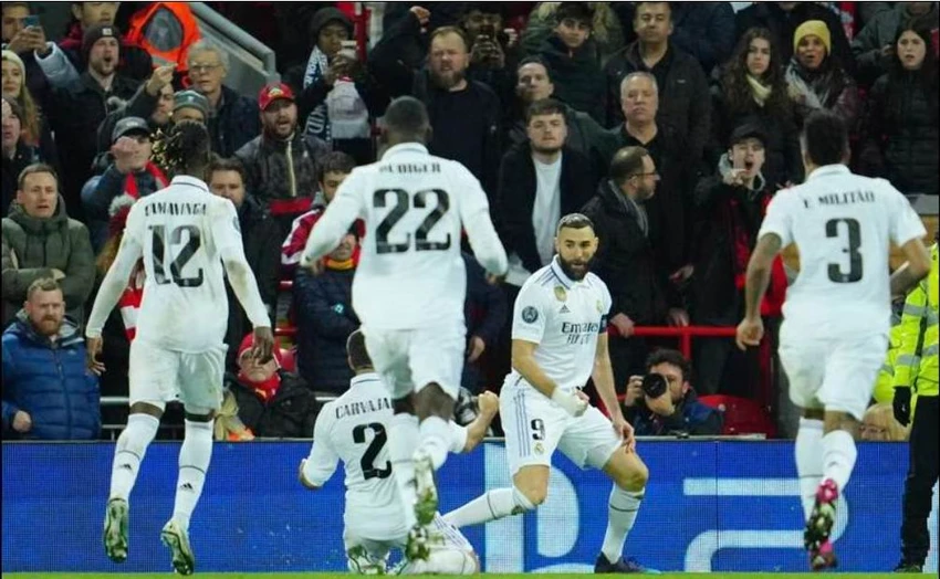 ...Nhưng chưa dừng lại tại đó, Real thể hiện bản chất "nhà vua" với cú đúp của Benzema nữa. Benzema hoàn thành cú đúp vào các phút 55 và 67. Real thắng lượt đi 5-2 ngay tại Anfield, báo chí thế giới giật tít "Vua đã trở lại". Lượt về làm sao thầy trò Klopp ngược dòng ở Bernabeu? Những năm gần đây, Liverpool toàn thua Real những trận vỡ mặt, như chung kết Champions League 2018 tại Kiev, chung kết Champions League 2022 tại Paris...và lượt đi vòng 1/8 Champions League hiện nay. Real Madrid, "vua của những vị vua". Ngôi sao đơn lẻ ra đi không làm cho Real mất đi sức mạnh.