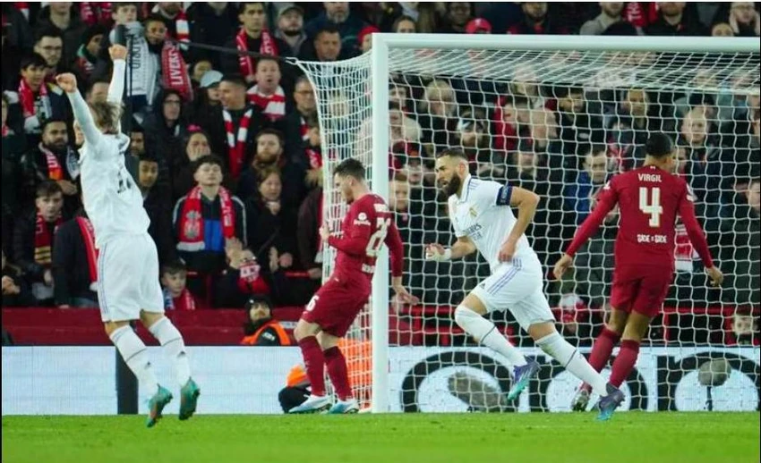Những năm gần đây, Liverpool toàn thua Real những trận vỡ mặt, như chung kết Champions League 2018 tại Kiev, chung kết Champions League 2022 tại Paris...và lượt đi vòng 1/8 Champions League hiện nay. Real Madrid, "vua của những vị vua". Ngôi sao đơn lẻ ra đi không làm cho Real mất đi sức mạnh.