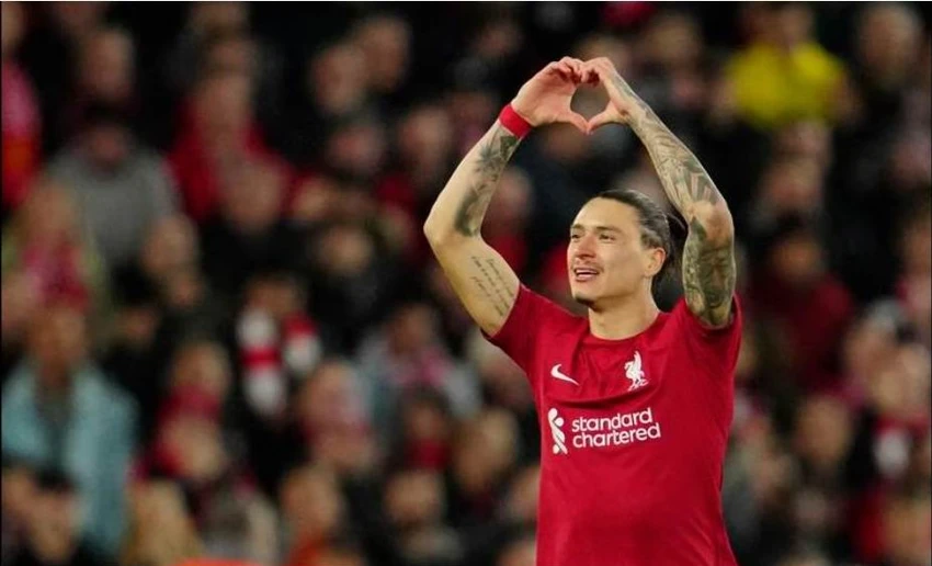 Ngay phút thứ tư thì "chân gỗ", tuyển thủ Uruguay Darwin Nunez đã mở điểm cho chủ sân Anfield. ...Rồi khi hiệp 1 đi được 1/3 thời gian thì "Pharaoh" Salah nhân đôi cách biệt ở phút 14. Cứ tưởng như Liverpool vùi dập nhà vô địch FIFA Club World Cup Real Madrid ngay tại Anfield... ...Nhưng không, Real Mardrid là "vua của những vị vua" Vinicius Jr đáp trả bằng cú đúp ở phút 21 và 36 gỡ hòa 2-2 cho Real Madrid. Ngay đầu hiệp 2, cụ thể phút 47, Eder Militao bắt đầu cuộc...ngược dòng bằng bàn thắng đưa Real dẫn 3-2. Virgil Van Dijk không tin vào mắt mình. ...Nhưng chưa dừng lại tại đó, Real thể hiện bản chất "nhà vua" với cú đúp của Benzema nữa. Benzema hoàn thành cú đúp vào các phút 55 và 67. Real thắng lượt đi 5-2 ngay tại Anfield, báo chí thế giới giật tít "Vua đã trở lại". Lượt về làm sao thầy trò Klopp ngược dòng ở Bernabeu? Những năm gần đây, Liverpool toàn thua Real những trận vỡ mặt, như chung kết Champions League 2018 tại Kiev, chung kết Champions League 2022 tại Paris...và lượt đi vòng 1/8 Champions League hiện nay. Real Madrid, "vua của những vị vua". Ngôi sao đơn lẻ ra đi không làm cho Real mất đi sức mạnh.