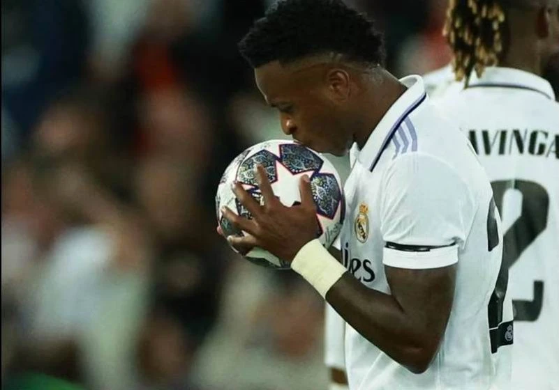 Vinicius Jr đáp trả bằng cú đúp ở phút 21 và 36 gỡ hòa 2-2 cho Real Madrid. Ngay đầu hiệp 2, cụ thể phút 47, Eder Militao bắt đầu cuộc...ngược dòng bằng bàn thắng đưa Real dẫn 3-2. Virgil Van Dijk không tin vào mắt mình. ...Nhưng chưa dừng lại tại đó, Real thể hiện bản chất "nhà vua" với cú đúp của Benzema nữa. Benzema hoàn thành cú đúp vào các phút 55 và 67. Real thắng lượt đi 5-2 ngay tại Anfield, báo chí thế giới giật tít "Vua đã trở lại". Lượt về làm sao thầy trò Klopp ngược dòng ở Bernabeu? Những năm gần đây, Liverpool toàn thua Real những trận vỡ mặt, như chung kết Champions League 2018 tại Kiev, chung kết Champions League 2022 tại Paris...và lượt đi vòng 1/8 Champions League hiện nay. Real Madrid, "vua của những vị vua". Ngôi sao đơn lẻ ra đi không làm cho Real mất đi sức mạnh.