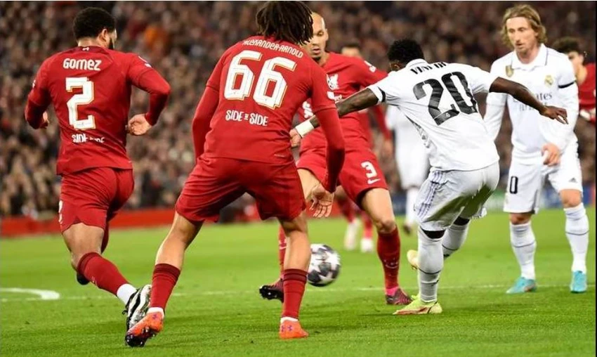 ...Nhưng không, Real Mardrid là "vua của những vị vua" Vinicius Jr đáp trả bằng cú đúp ở phút 21 và 36 gỡ hòa 2-2 cho Real Madrid. Ngay đầu hiệp 2, cụ thể phút 47, Eder Militao bắt đầu cuộc...ngược dòng bằng bàn thắng đưa Real dẫn 3-2. Virgil Van Dijk không tin vào mắt mình. ...Nhưng chưa dừng lại tại đó, Real thể hiện bản chất "nhà vua" với cú đúp của Benzema nữa. Benzema hoàn thành cú đúp vào các phút 55 và 67. Real thắng lượt đi 5-2 ngay tại Anfield, báo chí thế giới giật tít "Vua đã trở lại". Lượt về làm sao thầy trò Klopp ngược dòng ở Bernabeu? Những năm gần đây, Liverpool toàn thua Real những trận vỡ mặt, như chung kết Champions League 2018 tại Kiev, chung kết Champions League 2022 tại Paris...và lượt đi vòng 1/8 Champions League hiện nay. Real Madrid, "vua của những vị vua". Ngôi sao đơn lẻ ra đi không làm cho Real mất đi sức mạnh.