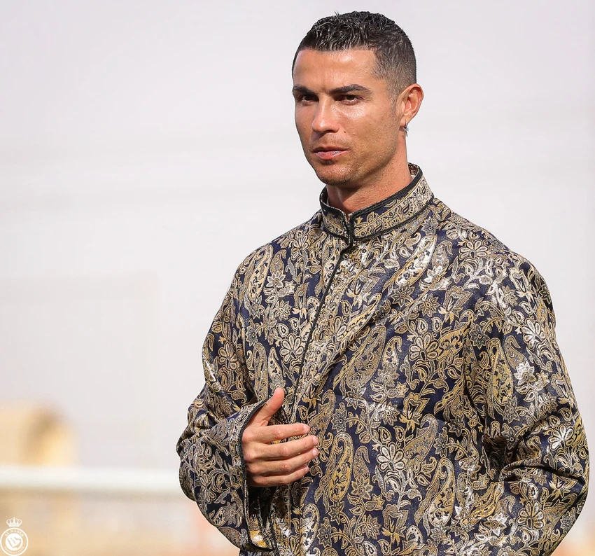 Đây cũng là chiếc áo dệt lụa đắt tiền của giới giàu có đạo Hồi. Ronaldo nhấm nháp ly cà phê pha chế theo cách thức Saudi Arabia, thứ nước uống biểu tượng của lòng mến khách. Những nghi lễ truyền thống của ngày tạo quỹ 22-2 hàng năm ở Saudi Arabia. Bà Dolores, mẹ của Ronaldo và cháu nội Ronaldo Junior. Cháu nội bà Dolores cũng mặc áo theo phong cách đạo Hồi. Ronaldo tiếp tục tỏa sáng có mặt trong đội hình tiêu biểu vòng 17. Al Nassr vẫn duy trì ngôi đầu bảng với 40 điểm. Phía sau hai đối thủ cùng điểm là Al Attihad và Al Shabab cùng 40 điểm. Cuộc cạnh tranh ngôi vô địch của Ronaldo và Al Nassr rất khốc liệt.