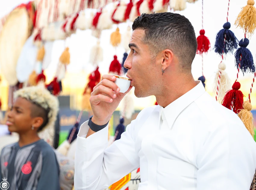 Ronaldo nhấm nháp ly cà phê pha chế theo cách thức Saudi Arabia, thứ nước uống biểu tượng của lòng mến khách. Những nghi lễ truyền thống của ngày tạo quỹ 22-2 hàng năm ở Saudi Arabia. Bà Dolores, mẹ của Ronaldo và cháu nội Ronaldo Junior. Cháu nội bà Dolores cũng mặc áo theo phong cách đạo Hồi. Ronaldo tiếp tục tỏa sáng có mặt trong đội hình tiêu biểu vòng 17. Al Nassr vẫn duy trì ngôi đầu bảng với 40 điểm. Phía sau hai đối thủ cùng điểm là Al Attihad và Al Shabab cùng 40 điểm. Cuộc cạnh tranh ngôi vô địch của Ronaldo và Al Nassr rất khốc liệt.