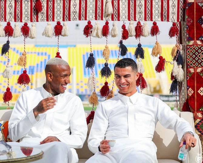 Ronaldo và người đồng đội trong buổi lễ "Ngày tạo quỹ". Đây là ngày làm từ thiện, hiến của cải, tiền bạc cho tổ chức để gây quỹ. CLB Al Nassr tổ chức ngày tạo quỹ riêng của mình đúng vào ngày tạo quỹ quốc gia 22-2. Buổi lễ tạo quỹ mang cách thức đặc trưng của đạo Hồi. Ronaldo ăn mặc theo phong cách đạo Hồi. Đây cũng là chiếc áo dệt lụa đắt tiền của giới giàu có đạo Hồi. Ronaldo nhấm nháp ly cà phê pha chế theo cách thức Saudi Arabia, thứ nước uống biểu tượng của lòng mến khách. Những nghi lễ truyền thống của ngày tạo quỹ 22-2 hàng năm ở Saudi Arabia. Bà Dolores, mẹ của Ronaldo và cháu nội Ronaldo Junior. Cháu nội bà Dolores cũng mặc áo theo phong cách đạo Hồi. Ronaldo tiếp tục tỏa sáng có mặt trong đội hình tiêu biểu vòng 17. Al Nassr vẫn duy trì ngôi đầu bảng với 40 điểm. Phía sau hai đối thủ cùng điểm là Al Attihad và Al Shabab cùng 40 điểm. Cuộc cạnh tranh ngôi vô địch của Ronaldo và Al Nassr rất khốc liệt.