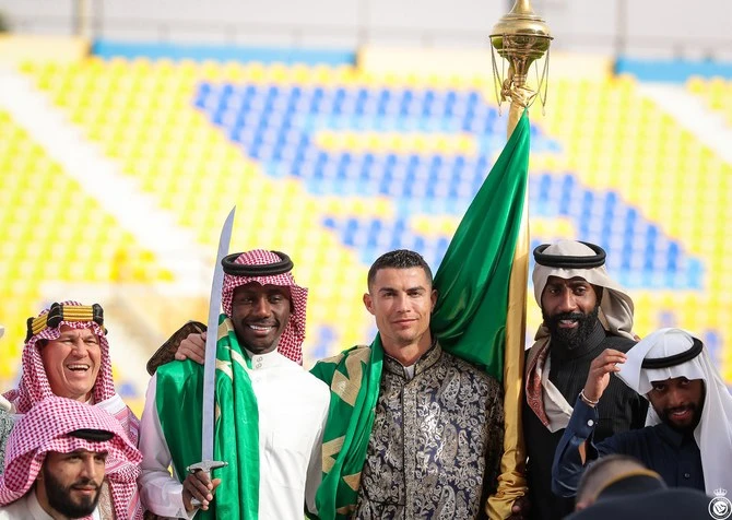 Buổi lễ tạo quỹ mang cách thức đặc trưng của đạo Hồi. Ronaldo ăn mặc theo phong cách đạo Hồi. Đây cũng là chiếc áo dệt lụa đắt tiền của giới giàu có đạo Hồi. Ronaldo nhấm nháp ly cà phê pha chế theo cách thức Saudi Arabia, thứ nước uống biểu tượng của lòng mến khách. Những nghi lễ truyền thống của ngày tạo quỹ 22-2 hàng năm ở Saudi Arabia. Bà Dolores, mẹ của Ronaldo và cháu nội Ronaldo Junior. Cháu nội bà Dolores cũng mặc áo theo phong cách đạo Hồi. Ronaldo tiếp tục tỏa sáng có mặt trong đội hình tiêu biểu vòng 17. Al Nassr vẫn duy trì ngôi đầu bảng với 40 điểm. Phía sau hai đối thủ cùng điểm là Al Attihad và Al Shabab cùng 40 điểm. Cuộc cạnh tranh ngôi vô địch của Ronaldo và Al Nassr rất khốc liệt.