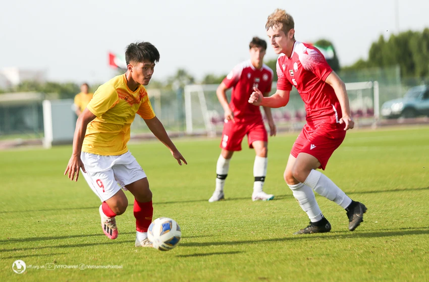Quốc Việt trong pha đối đầu với hậu vệ Dubai FC rất cao to. Ảnh: VFF Quốc Việt trong pha đối đầu với hậu vệ Dubai FC rất cao to. Ảnh: VFF