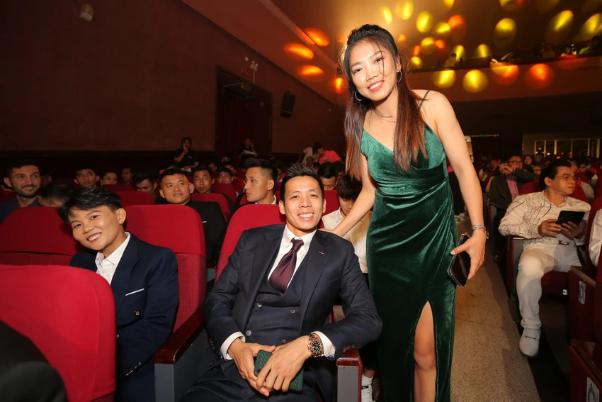Chủ nhân của hai QBV ở hạng mục nam và nữ- Văn Quyết và Huỳnh Như. Ảnh: A.PHƯƠNG Chủ nhân của hai QBV ở hạng mục nam và nữ- Văn Quyết và Huỳnh Như. Ảnh: A.PHƯƠNG