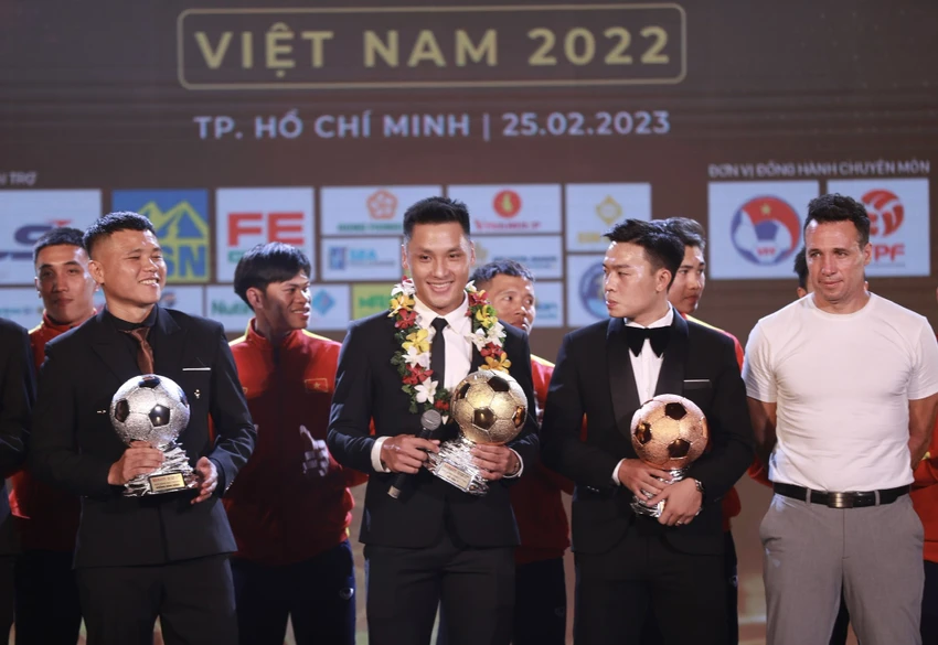 Ba tuyển thủ Futsal (từ trái qua)-Khổng Đình Hùng (CLB Sahako) nhận Quả bóng bạc, Hồ Văn Ý (QBV) và Châu Đoàn Phát (Quả bóng đồng) cùng HLV Diego Giustozzi của đội tuyển Việt Nam. Ảnh: A.P Ba tuyển thủ Futsal (từ trái qua)-Khổng Đình Hùng (CLB Sahako) nhận Quả bóng bạc, Hồ Văn Ý (QBV) và Châu Đoàn Phát (Quả bóng đồng) cùng HLV Diego Giustozzi của đội tuyển Việt Nam. Ảnh: A.P