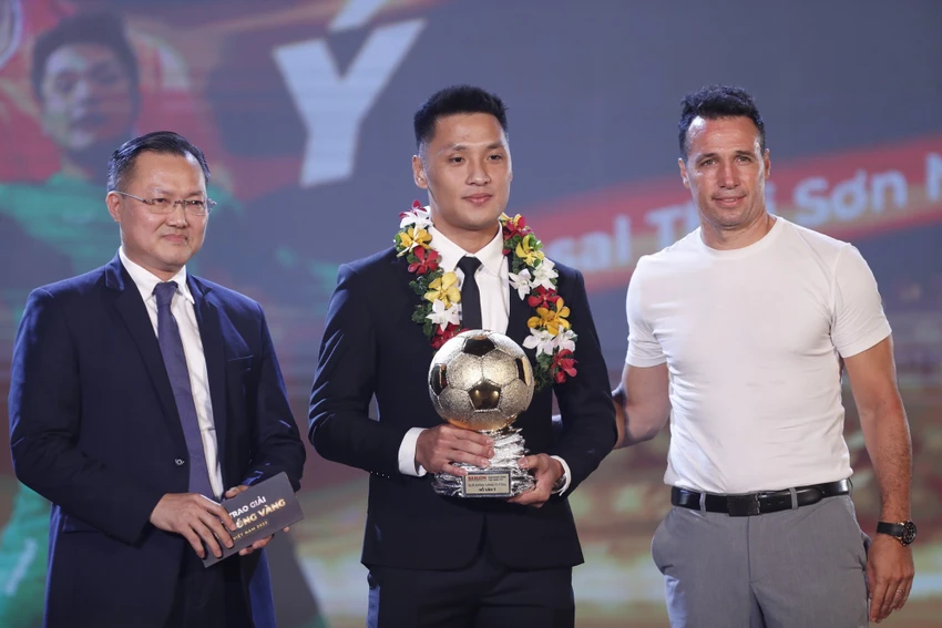 Thủ môn Hồ Văn Ý của tuyển quốc gia Futsal "bảo vệ thành công" QBV. Ảnh: A.P Ba tuyển thủ Futsal (từ trái qua)-Khổng Đình Hùng (CLB Sahako) nhận Quả bóng bạc, Hồ Văn Ý (QBV) và Châu Đoàn Phát (Quả bóng đồng) cùng HLV Diego Giustozzi của đội tuyển Việt Nam. Ảnh: A.P Thủ môn Hồ Văn Ý của tuyển quốc gia Futsal "bảo vệ thành công" QBV. Ảnh: A.P Ba tuyển thủ Futsal (từ trái qua)-Khổng Đình Hùng (CLB Sahako) nhận Quả bóng bạc, Hồ Văn Ý (QBV) và Châu Đoàn Phát (Quả bóng đồng) cùng HLV Diego Giustozzi của đội tuyển Việt Nam. Ảnh: A.P
