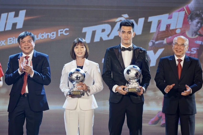 Tiến Linh và Thùy Trang được trao Quả bóng bạc 2022 ở hai hạng mục nam và nữ. Ảnh: A.P HLV Mai Đức Chung trao danh hiệu cầu thủ nữ trẻ xuất sắc cho Vũ Thị Hoa. Ảnh: A.P Thủ môn Hồ Văn Ý của tuyển quốc gia Futsal "bảo vệ thành công" QBV. Ảnh: A.P Ba tuyển thủ Futsal (từ trái qua)-Khổng Đình Hùng (CLB Sahako) nhận Quả bóng bạc, Hồ Văn Ý (QBV) và Châu Đoàn Phát (Quả bóng đồng) cùng HLV Diego Giustozzi của đội tuyển Việt Nam. Ảnh: A.P Tiến Linh và Thùy Trang được trao Quả bóng bạc 2022 ở hai hạng mục nam và nữ. Ảnh: A.P HLV Mai Đức Chung trao danh hiệu cầu thủ nữ trẻ xuất sắc cho Vũ Thị Hoa. Ảnh: A.P Thủ môn Hồ Văn Ý của tuyển quốc gia Futsal "bảo vệ thành công" QBV. Ảnh: A.P Ba tuyển thủ Futsal (từ trái qua)-Khổng Đình Hùng (CLB Sahako) nhận Quả bóng bạc, Hồ Văn Ý (QBV) và Châu Đoàn Phát (Quả bóng đồng) cùng HLV Diego Giustozzi của đội tuyển Việt Nam. Ảnh: A.P