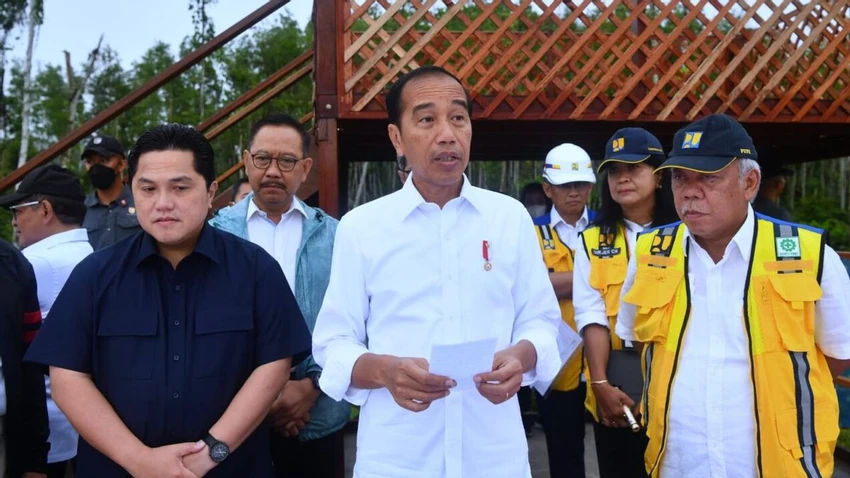 Tổng thống Joko Widodo (giữa) và Chủ tịch LĐBĐ Indonesia, tỉ phú Erick Thohir (áo ngắn tay) trong buổi giới thiệu trung tâm. Ảnh: Bola