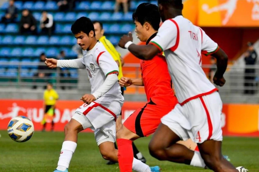 Oman (trắng) trong trận thua Hàn Quốc 0-4 và và bây giờ thua 0-1 trước Tajikistan. Ảnh: CTP Oman (trắng) trong trận thua Hàn Quốc 0-4 và và bây giờ thua 0-1 trước Tajikistan. Ảnh: CTP