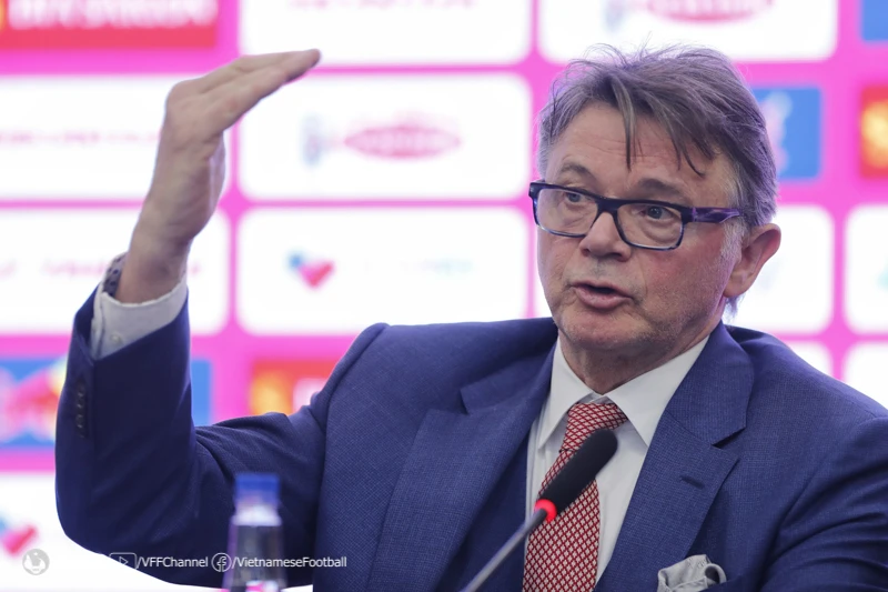 HLV P. Troussier liệu có đưa tuyển Việt Nam vào tứ kết như ông Park làm được? Ảnh: VFF HLV P. Troussier liệu có đưa tuyển Việt Nam vào tứ kết như ông Park làm được? Ảnh: VFF