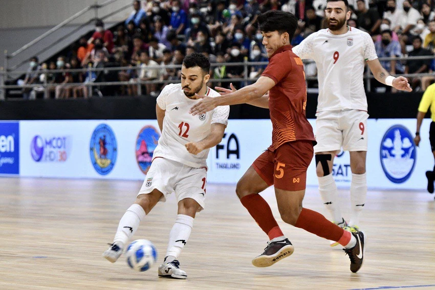 Iran (trắng) trong trận bán kết đánh bại chủ nhà Thái Lan 5-1. Ảnh: T.T Iran (trắng) trong trận bán kết đánh bại chủ nhà Thái Lan 5-1. Ảnh: T.T