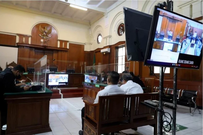 Quan quan chức (áo trắng) trong phiên tòa sáng 9-3. Ảnh: AFP