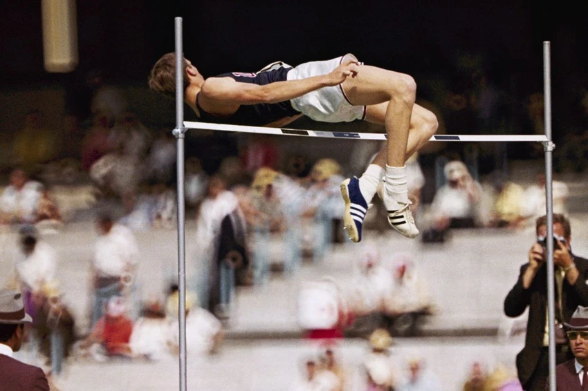 Phong cách nhảy úp lưng nửa mặt của Dick Fosbury được hậu bối áp dụng ngày nay ở nội dung nhảy cao. Ảnh: AP