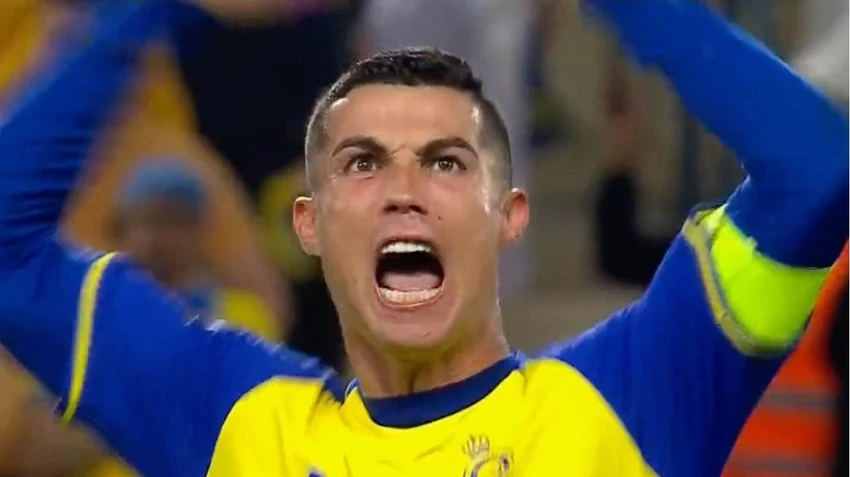 Ronaldo ghi tuyệt phẩm sút phạt vòng 21 nhưng tiếp tục vắng mặt đội hình tiêu biểu vòng 21. Ảnh: Getty