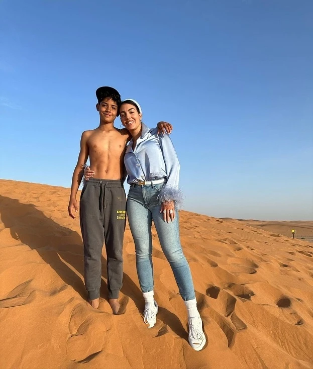 Con riêng Ronaldo là Junior cùng "dì" đi chơi sa mạc. Ảnh: S.E Con riêng Ronaldo là Junior cùng "dì" đi chơi sa mạc. Ảnh: S.E