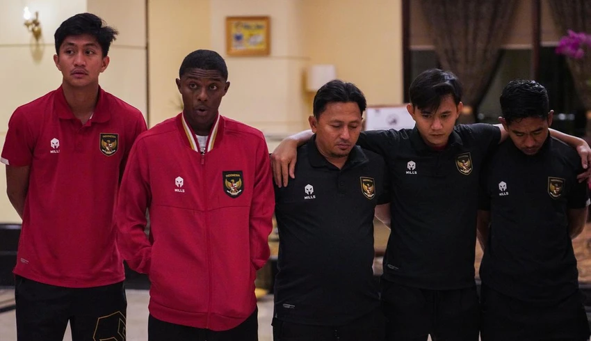 Các cầu thủ và các trợ lý U-20 Indonesia buồn bã. Từ sự lạc quan và phấn khích dự World Cup U-20 với tư cách chủ nhà...nay tan biến, U-20 Indonesia cũng chẳng có vé dự World Cup U-20 khi giải đấu được tổ chức ở Indonesia bị tước và chuyển sang nước khác. Bao năm qua thầy trò HLV Shin Tae-yong ấp ủ và nỗ lực. Ban trợ lý của HLV Shin Tae-yong buồn bã nghe thông báo chính thức World Cup U-20 "over" với Indonesia. Tại khách sạn ở Jakarta nơi U-20 Indonesia đóng quân, toàn đội đứng vòng tròn ở đại sảnh nghe quyết định buồn...khi FIFA chính thức tước quyền đăng cai. Các cầu thủ và các trợ lý U-20 Indonesia buồn bã. Từ sự lạc quan và phấn khích dự World Cup U-20 với tư cách chủ nhà...nay tan biến, U-20 Indonesia cũng chẳng có vé dự World Cup U-20 khi giải đấu được tổ chức ở Indonesia bị tước và chuyển sang nước khác. Bao năm qua thầy trò HLV Shin Tae-yong ấp ủ và nỗ lực. Ban trợ lý của HLV Shin Tae-yong buồn bã nghe thông báo chính thức World Cup U-20 "over" với Indonesia. Tại khách sạn ở Jakarta nơi U-20 Indonesia đóng quân, toàn đội đứng vòng tròn ở đại sảnh nghe quyết định buồn...khi FIFA chính thức tước quyền đăng cai.