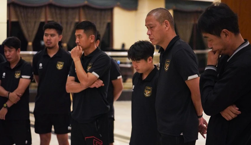 Ban trợ lý của HLV Shin Tae-yong buồn bã nghe thông báo chính thức World Cup U-20 "over" với Indonesia. Tại khách sạn ở Jakarta nơi U-20 Indonesia đóng quân, toàn đội đứng vòng tròn ở đại sảnh nghe quyết định buồn...khi FIFA chính thức tước quyền đăng cai. Ban trợ lý của HLV Shin Tae-yong buồn bã nghe thông báo chính thức World Cup U-20 "over" với Indonesia. Tại khách sạn ở Jakarta nơi U-20 Indonesia đóng quân, toàn đội đứng vòng tròn ở đại sảnh nghe quyết định buồn...khi FIFA chính thức tước quyền đăng cai.